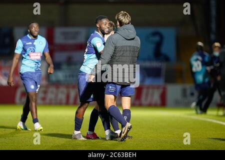 High Wycombe, Regno Unito. 06 luglio 2020. Fred Onyedinma di Wycombe Wanderers (2° a destra) celebra dopo la partita semifinale di play-off di Sky Bet League 1 tra Wycombe Wanderers (4) e Fleetwood Town (1) a porte chiuse a causa delle attuali linee guida di blocco Covid-19 sullo sport ad Adams Park, High Wycombe, Inghilterra, il 6 luglio 2020. Foto di David Horn. Credit: Prime Media Images/Alamy Live News Foto Stock