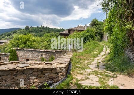 Villaggio di Kovachevitsa con autentici del XIX secolo e ospita, Blagoevgrad Regione, Bulgaria Foto Stock