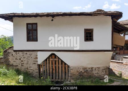 Villaggio di Kovachevitsa con autentici del XIX secolo e ospita, Blagoevgrad Regione, Bulgaria Foto Stock