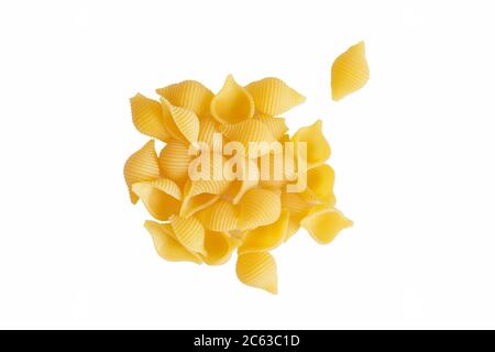 Pasta a guscio biologica cruda. Un mucchio di pasta tradizionale italiana di conchiglie isolato su un bianco macinato. Cucina italiana. conchiglie essiccato non cotti vista dall'alto Foto Stock