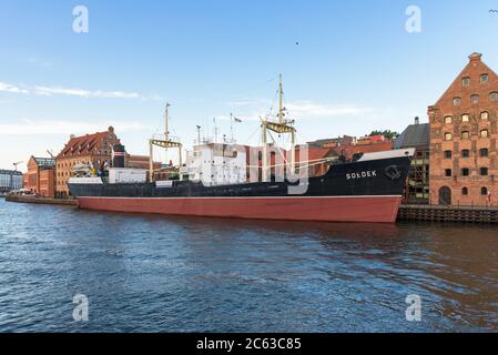 Gdansk, Polonia - 14 giugno 2020: Nave-museo SS Soldek ormeggiata all'isola Granary nel centro di Gdansk Foto Stock