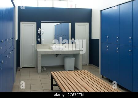 Interni moderni di UN spogliatoio Blue Locker nella palestra del Centro Fitness Foto Stock