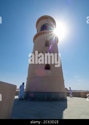 Faro nella città portuale di sur, Sultanato di Oman. Foto Stock