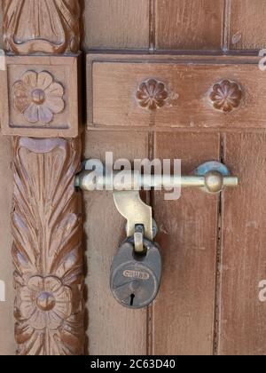 Porta ornata al faro nella città portuale di sur, Sultanato di Oman. Foto Stock