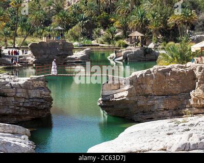 Piscine naturali formate da acque alluvionali a Wadi Bani Khalid, Sultanato dell'Oman. Foto Stock