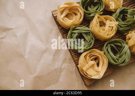 Tagliatelle di pasta di grano italiano, con spinaci. Foto Stock