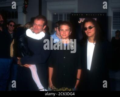 Culver City, California, USA 10 dicembre 1995 l'attore Robin Williams, figlia Zelda Williams, figlio Zachary Pym Williams e moglie Marsha Garces partecipano alla Premiere 'Jumanji' di Sony Pictures il 10 dicembre 1995 presso Sony Pictures Studios a Culver City, California, USA. Foto di Barry King/Alamy Stock foto Foto Stock