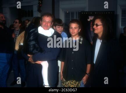 Culver City, California, USA 10 dicembre 1995 l'attore Robin Williams, figlia Zelda Williams, figlio Zachary Pym Williams e moglie Marsha Garces partecipano alla Premiere 'Jumanji' di Sony Pictures il 10 dicembre 1995 presso Sony Pictures Studios a Culver City, California, USA. Foto di Barry King/Alamy Stock foto Foto Stock