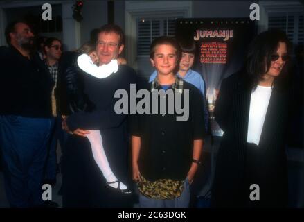 Culver City, California, USA 10 dicembre 1995 l'attore Robin Williams, figlia Zelda Williams, figlio Zachary Pym Williams e moglie Marsha Garces partecipano alla Premiere 'Jumanji' di Sony Pictures il 10 dicembre 1995 presso Sony Pictures Studios a Culver City, California, USA. Foto di Barry King/Alamy Stock foto Foto Stock