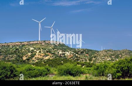 Potenza eolica delle colline del Texas occidentale con spazio per il tuo tipo. Foto Stock