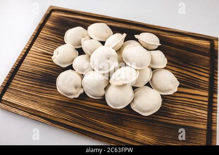 Gnocchi surgelati su tavola di legno. Foto Stock