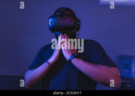 Realtà aumentata. Uomo sorpreso nel casco VR. Foto Stock