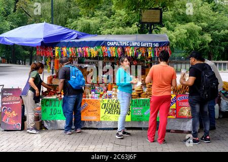 Tipico stand messicano di Street food al mercato Chapultepec Park a Città del Messico Foto Stock