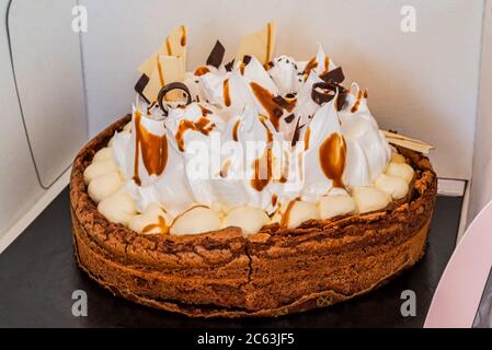 Torta fatta in casa con dulce de Liche, caramello al sale, crema, cioccolato e meringhe. Primo piano. Selezione della messa a fuoco. Foto Stock