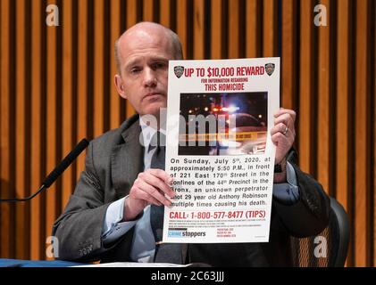 New York, Stati Uniti. 06 luglio 2020. Il capo assistente Jason Wilcox tiene il premio di offerta del volantino per le informazioni che conducono all'arresto dell'assassino di Anthony Robinson a New York il 6 luglio 2020. La violenza sulle armi è in aumento nella città di oltre il 50% a seguito della pandemia della COVID-19, della riforma della polizia e delle proteste dopo l'omicidio di George Floyd da parte del poliziotto di Minneapolis. (Foto di Lev Radin/Sipa USA) Credit: Sipa USA/Alamy Live News Foto Stock