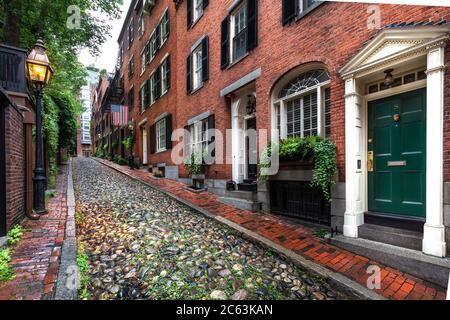 Acorn Street, Boston, ma, USA. Beacon Hill è un quartiere storico di lusso a Boston, Massachusetts. Finestre su acciottolate Acorn Street Foto Stock