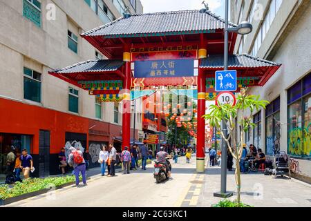 Arco che segna l'ingresso a Chinatown in Città del Messico Foto Stock