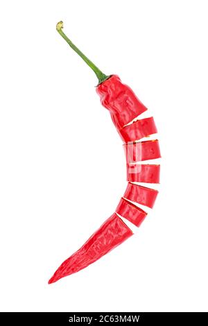 Peperoncino rosso, a fette. Isolato su bianco. Le fette di pepe Foto Stock