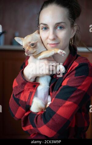 donna che tiene un piccolo cane Foto Stock