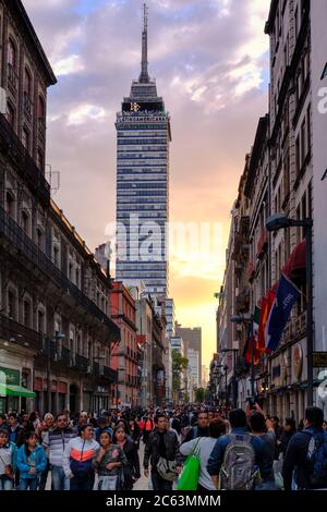 Scena urbana nel centro storico di Città del Messico al tramonto con vista sul grattacielo della Torre Latinoamericana Foto Stock