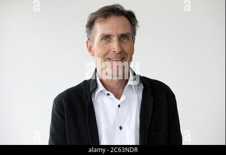 Rostock, Germania. 06 luglio 2020. Ralf Zimlich, presidente e portavoce del consiglio di amministrazione di Wiro Wohnen, Rostock Wohnungsgesellschaft mbH, presso la sede centrale della società a Lange Straße. Secondo le proprie dichiarazioni, l'azienda comunale possiede 36,000 appartamenti in tutti i distretti, 620 spazi commerciali, 8,200 posti auto, quattro parcheggi multipiano e tre porti turistici. Credit: Bernd Wüstneck/dpa-Zentralbild/dpa/Alamy Live News Foto Stock