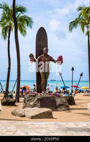 Statua iconica del duca Kahanamoku, considerata â€œThe padre del surf moderno' Foto Stock