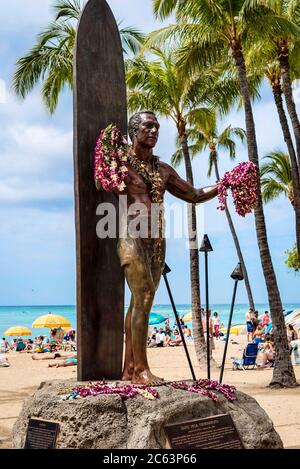 Statua iconica del duca Kahanamoku, considerata â€œThe padre del surf moderno' Foto Stock