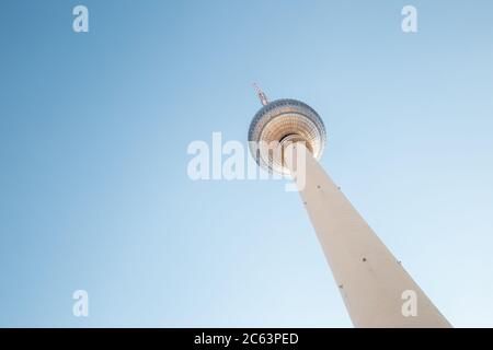 La torre della televisione di Berlino Fernsehturm a Berlino, Germania Foto Stock