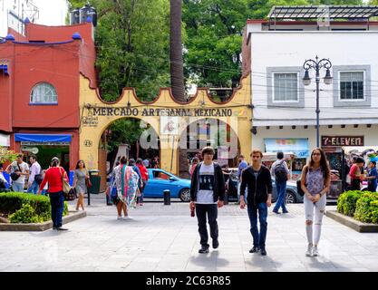 Mercato dell'artigianato tradizionale a Coyoacan in Città del Messico Foto Stock