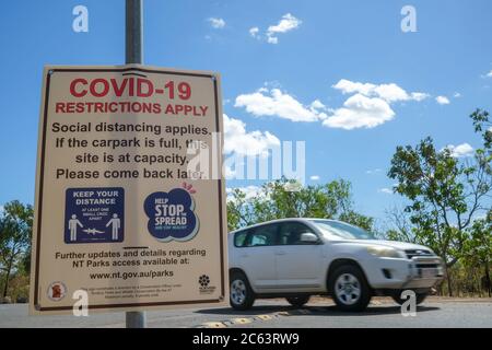 Un cartello Covid-19 all'ingresso del Parco Nazionale di Litchfield nel territorio del Nord in Australia Foto Stock