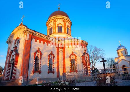 Monastero ortodosso di Noul Neamt nel villaggio di Chitcani dalla Moldavia . Chiesa medievale e Cappella Foto Stock