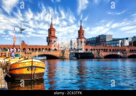 Oberbaumbrücke tra Kreuzberg e Friedrichshain, Berlino, Germania Foto Stock