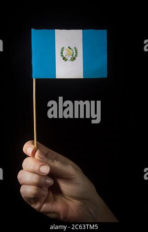 Mano con piccola bandiera di stato del Guatemala Foto Stock