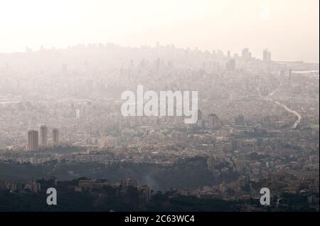 Una vista aerea della zona del centro della città di Beirut e della costa in una giornata calda e coperto di smog, foschia e inquinamento, Libano. Foto Stock