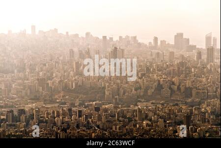 Una vista aerea della zona del centro della città di Beirut e della costa in una giornata calda e coperto di smog, foschia e inquinamento, Libano. Foto Stock