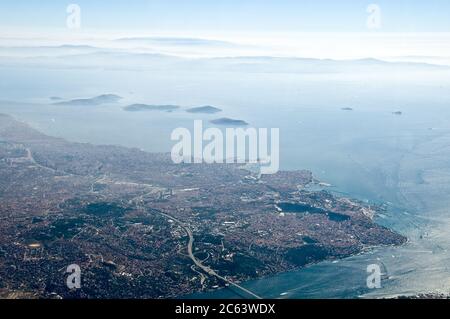 Una vista aerea della città di Istanbul, lo stretto di Bosforo, le Isole dei principi (Adalar) e il Mar di Marmara, Turchia. Foto Stock