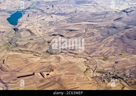 Vista aerea dei terreni agricoli sulle steppe turche vicino alla città di Kars e al confine con l'Armenia nella regione orientale dell'Anatolia, nella Turchia nordorientale. Foto Stock