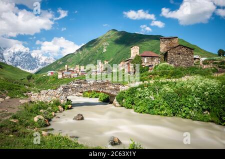 Villaggio di Ushguli, fiume Enguri e grandi montagne del Caucaso, Svaneti, Georgia. Foto Stock