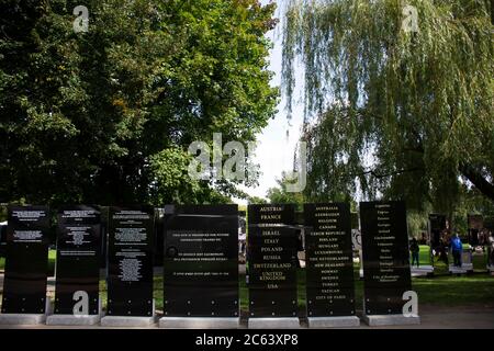 Tour di gruppo di polacchi o polacchi e viaggiatori stranieri Visita imparare la storia al campo di concentramento e sterminio nazista di Auschwitz a Oswiecim o Foto Stock