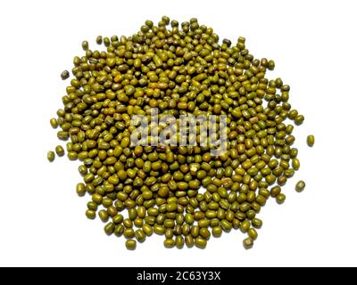 I fagioli verdi di Mung conoscono anche come Mung dal, Vigna Radiata, fagioli verdi o Moong dal isolato su sfondo bianco Foto Stock