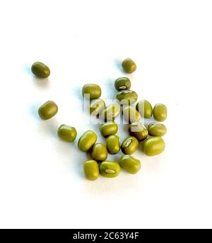 I fagioli verdi di Mung conoscono anche come Mung dal, Vigna Radiata, fagioli verdi o Moong dal isolato su sfondo bianco Foto Stock