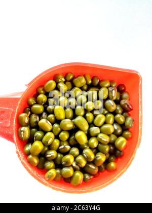 I fagioli verdi di Mung conoscono anche come Mung dal, Vigna Radiata, fagioli verdi o Moong dal isolato su sfondo bianco Foto Stock