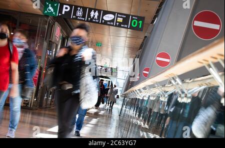 Amburgo, Germania. 06 luglio 2020. I passanti indossando maschere facciali e seguendo le regole applicabili sulla distanza si trovano nel centro commerciale 'Europapassage' nel centro della città. Il commercio al dettaglio nei centri urbani e nei quartieri da tempo è alle prese con cambiamenti strutturali. La Camera di Commercio di Amburgo vuole evitare ulteriori sanguinamenti del centro e dei quartieri. Credit: Christian Charisius/dpa/Alamy Live News Foto Stock