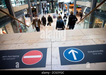 Amburgo, Germania. 06 luglio 2020. I passanti indossando maschere facciali e seguendo le regole applicabili sulla distanza si trovano nel centro commerciale 'Europapassage' nel centro della città. Il commercio al dettaglio nei centri urbani e nei quartieri da tempo è alle prese con cambiamenti strutturali. La Camera di Commercio di Amburgo vuole evitare ulteriori sanguinamenti del centro e dei quartieri. Credit: Christian Charisius/dpa/Alamy Live News Foto Stock