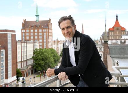 Rostock, Germania. 06 luglio 2020. Ralf Zimlich, presidente e portavoce del consiglio di amministrazione di Wiro Wohnen a Rostock Wohnungsgesellschaft mbH, è situato sul tetto della sede centrale della società a Lange Straße. Secondo le proprie dichiarazioni, l'azienda comunale possiede 36,000 appartamenti in tutti i distretti, 620 spazi commerciali, 8,200 posti auto, quattro parcheggi multipiano e tre porti turistici. Credit: Bernd Wüstneck/dpa-Zentralbild/ZB/dpa/Alamy Live News Foto Stock