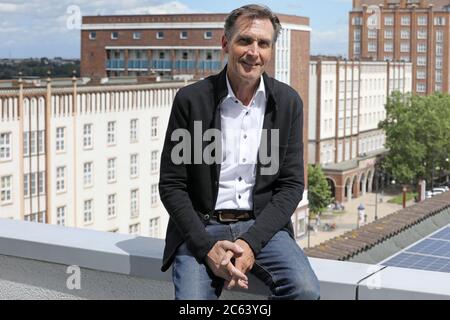 Rostock, Germania. 06 luglio 2020. Ralf Zimlich, presidente e portavoce del consiglio di amministrazione di Wiro Wohnen a Rostock Wohnungsgesellschaft mbH, è situato sul tetto della sede centrale della società a Lange Straße. Secondo le proprie dichiarazioni, l'azienda comunale possiede 36,000 appartamenti in tutti i distretti, 620 spazi commerciali, 8,200 posti auto, quattro parcheggi multipiano e tre porti turistici. Credit: Bernd Wüstneck/dpa-Zentralbild/ZB/dpa/Alamy Live News Foto Stock