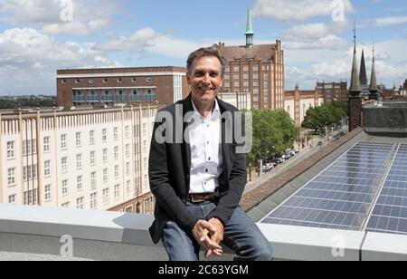 Rostock, Germania. 06 luglio 2020. Ralf Zimlich, presidente e portavoce del consiglio di amministrazione di Wiro Wohnen a Rostock Wohnungsgesellschaft mbH, è situato sul tetto della sede centrale della società a Lange Straße. Secondo le proprie dichiarazioni, l'azienda comunale possiede 36,000 appartamenti in tutti i distretti, 620 spazi commerciali, 8,200 posti auto, quattro parcheggi multipiano e tre porti turistici. Credit: Bernd Wüstneck/dpa-Zentralbild/ZB/dpa/Alamy Live News Foto Stock