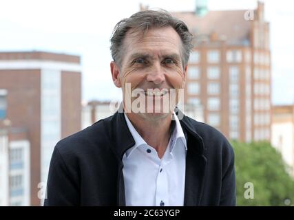 Rostock, Germania. 06 luglio 2020. Ralf Zimlich, presidente e portavoce del consiglio di amministrazione di Wiro Wohnen a Rostock Wohnungsgesellschaft mbH, è situato sul tetto della sede centrale della società a Lange Straße. Secondo le proprie dichiarazioni, l'azienda comunale possiede 36,000 appartamenti in tutti i distretti, 620 spazi commerciali, 8,200 posti auto, quattro parcheggi multipiano e tre porti turistici. Credit: Bernd Wüstneck/dpa-Zentralbild/ZB/dpa/Alamy Live News Foto Stock