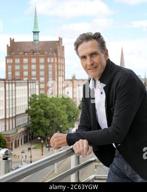 Rostock, Germania. 06 luglio 2020. Ralf Zimlich, presidente e portavoce del consiglio di amministrazione di Wiro Wohnen a Rostock Wohnungsgesellschaft mbH, è situato sul tetto della sede centrale della società a Lange Straße. Secondo le proprie dichiarazioni, l'azienda comunale possiede 36,000 appartamenti in tutti i distretti, 620 spazi commerciali, 8,200 posti auto, quattro parcheggi multipiano e tre porti turistici. Credit: Bernd Wüstneck/dpa-Zentralbild/ZB/dpa/Alamy Live News Foto Stock