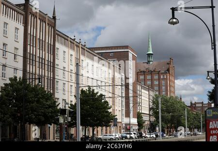 Rostock, Germania. 06 luglio 2020. Edifici residenziali nel Lange Straße nel centro della città. L'ensemble è un'esibente di Wiro Wohnen a Rostock Wohnungsgesellschaft mbH. Secondo le proprie dichiarazioni, l'azienda comunale possiede 36,000 appartamenti in tutti i distretti, 620 spazi commerciali, 8,200 posti auto, quattro parcheggi multipiano e tre porti turistici. Credit: Bernd Wüstneck/dpa-Zentralbild/ZB/dpa/Alamy Live News Foto Stock